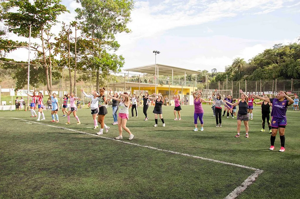 Aula de ginástica ao ar livre no campo