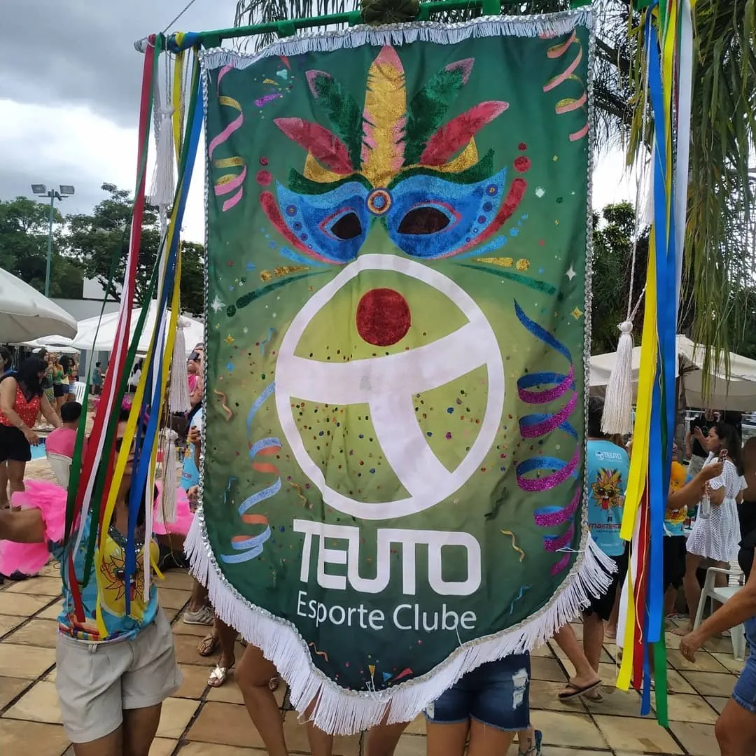 Estandarte de carnaval com o símbolo do Teuto