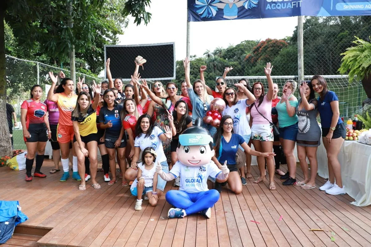 Grupo comemorando em evento com mascote