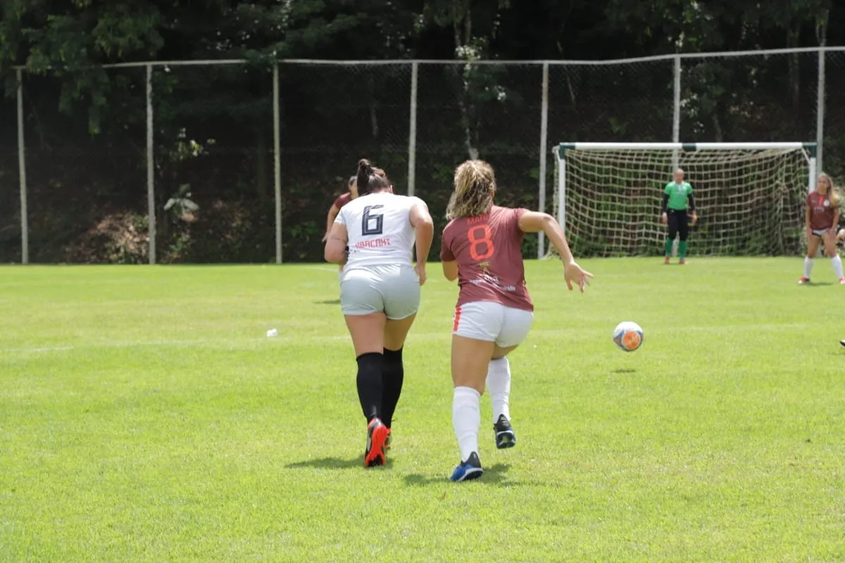 Partida de futebol feminino no gramado