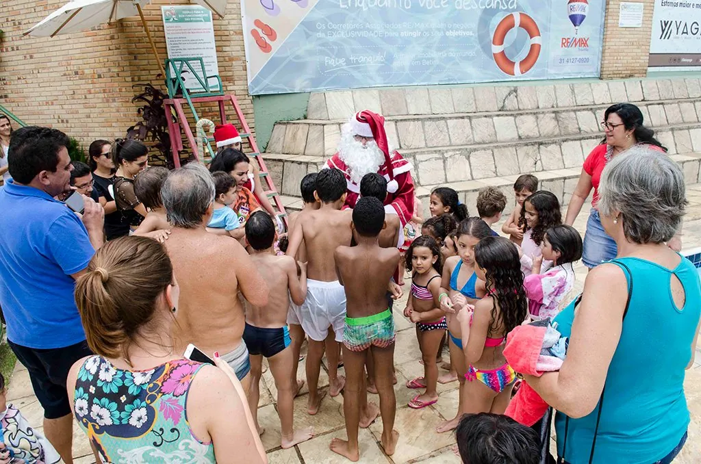 Papai Noel na piscina com as crianças