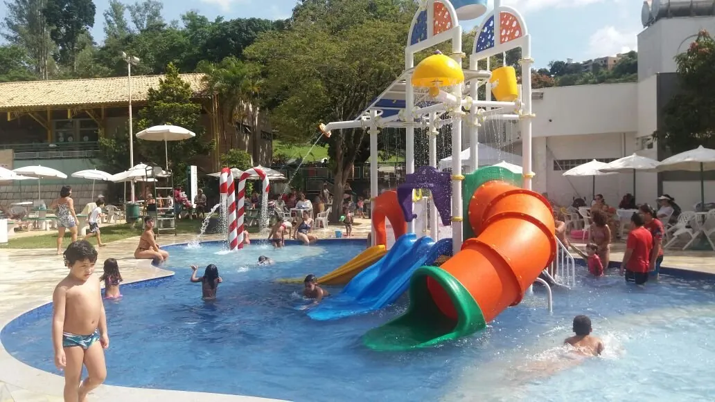 Crianças brincando no parque aquático infantil