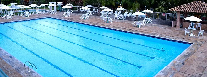 Piscina adulta com raias e espreguiçadeiras ao redor