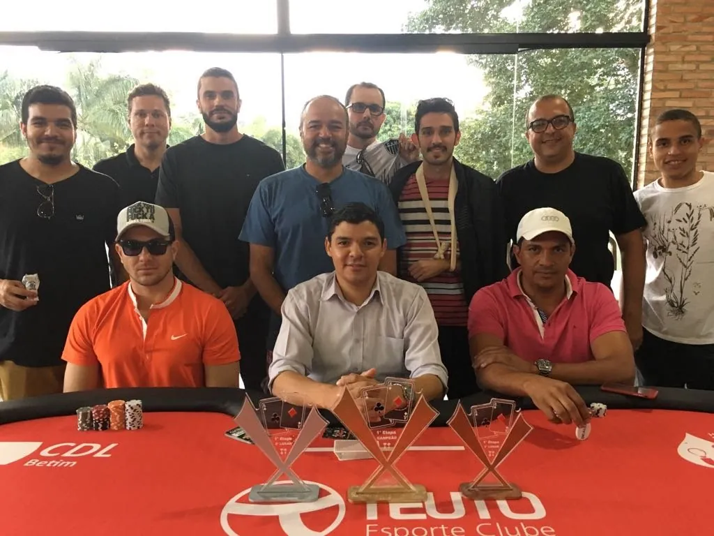 Jogadores reunidos na mesa de poker do Teuto