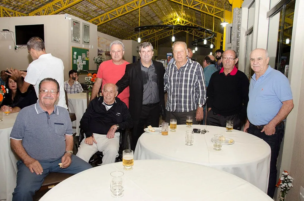 Sócios reunidos em confraternização no salão