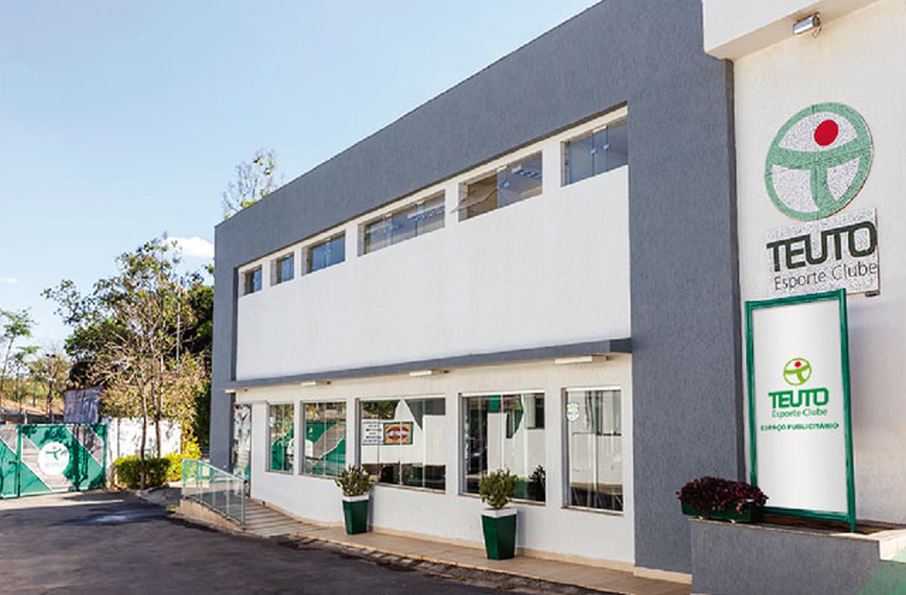 Fachada da sede administrativa, com a marca do clube na parede